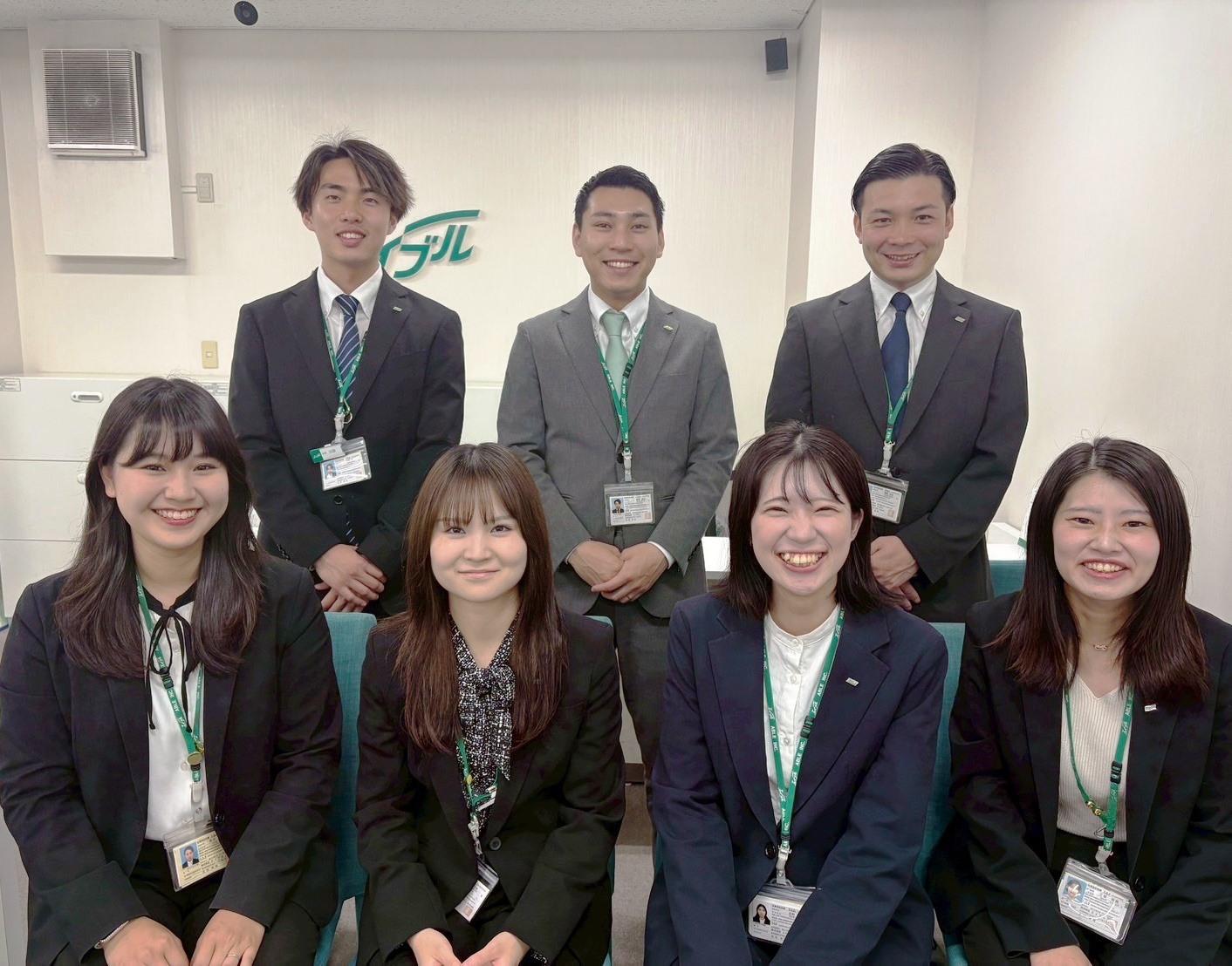 店舗スタッフ集合写真