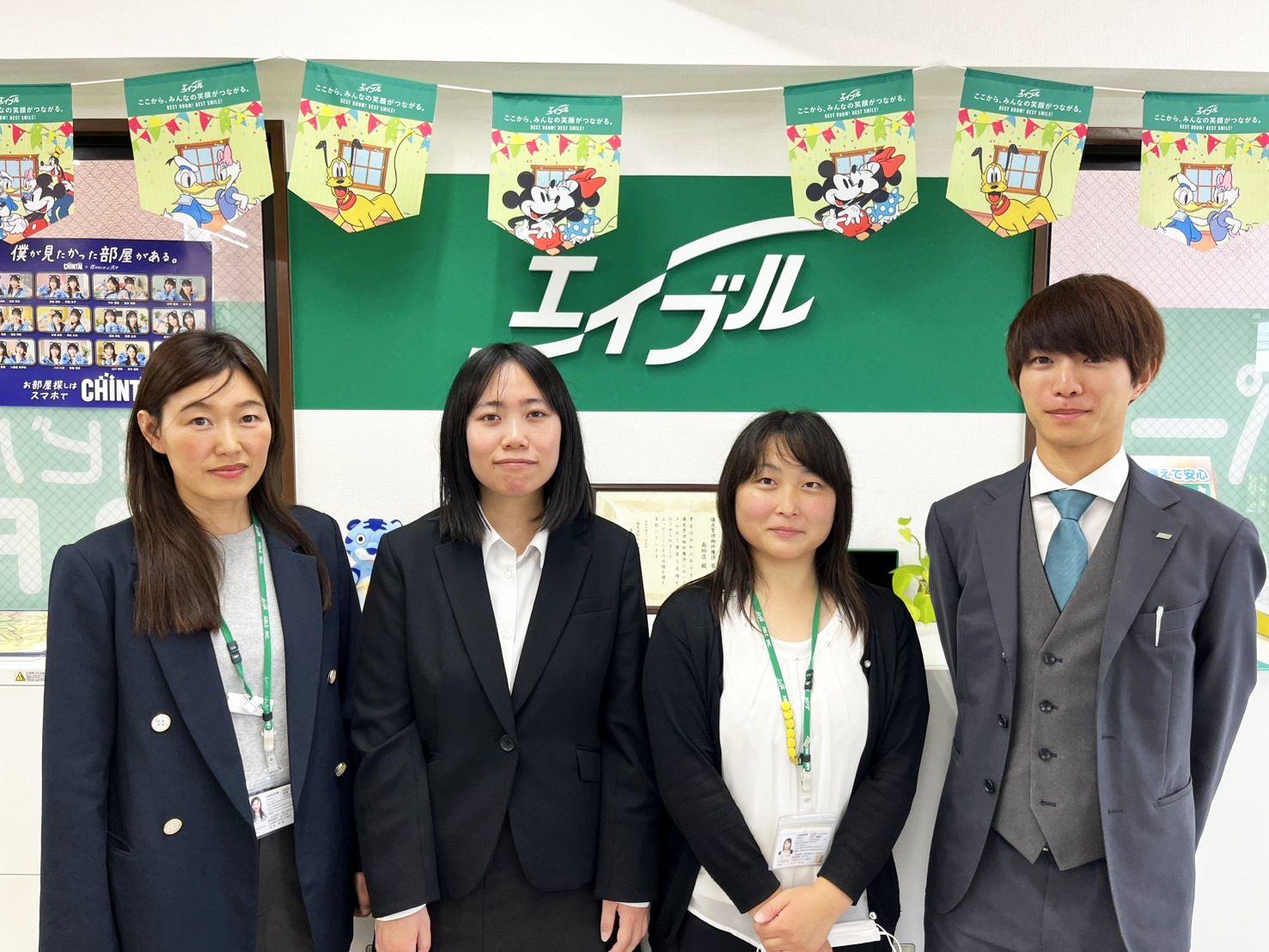 店舗スタッフ集合写真