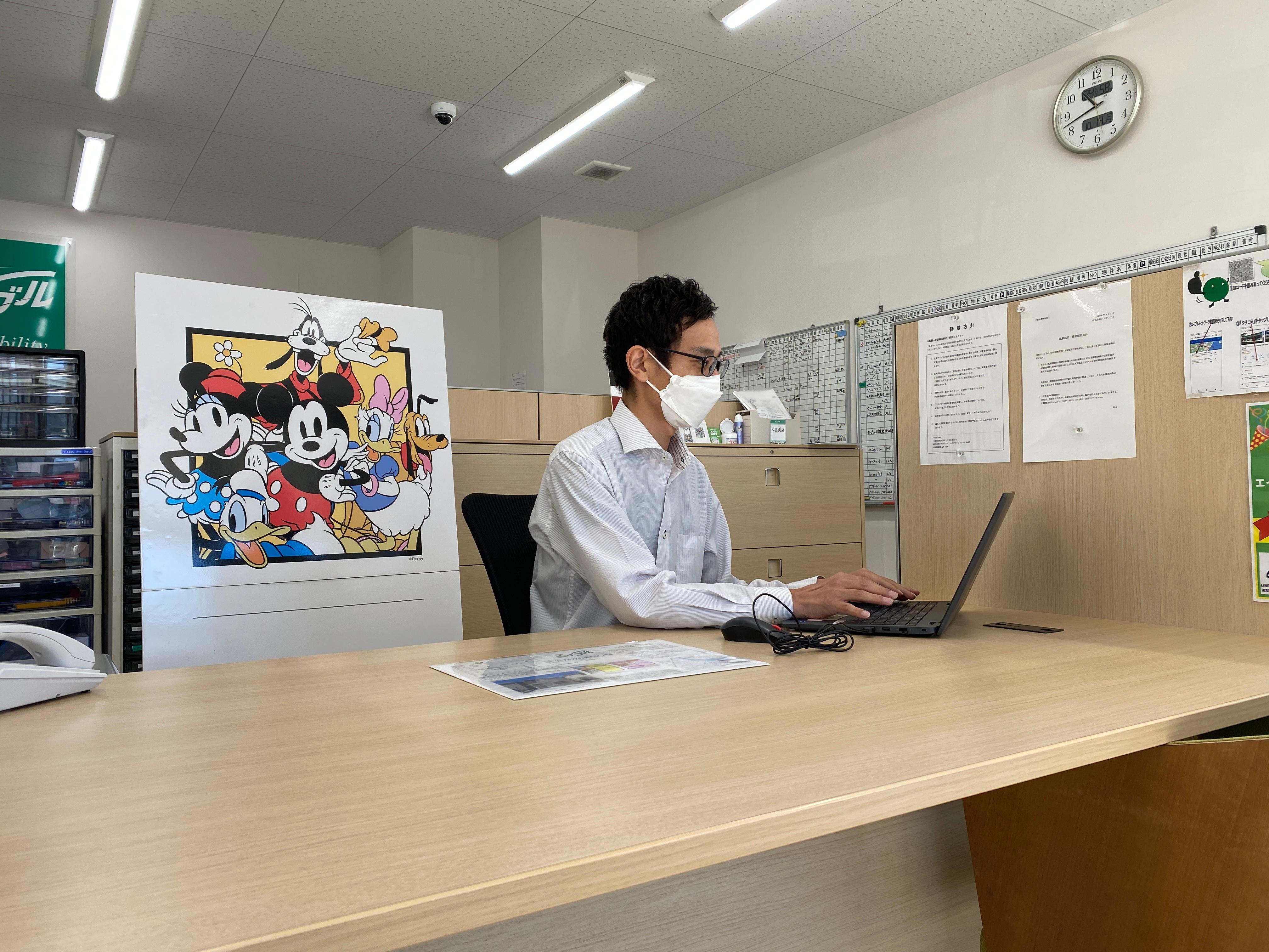 店舗スタッフ接客写真