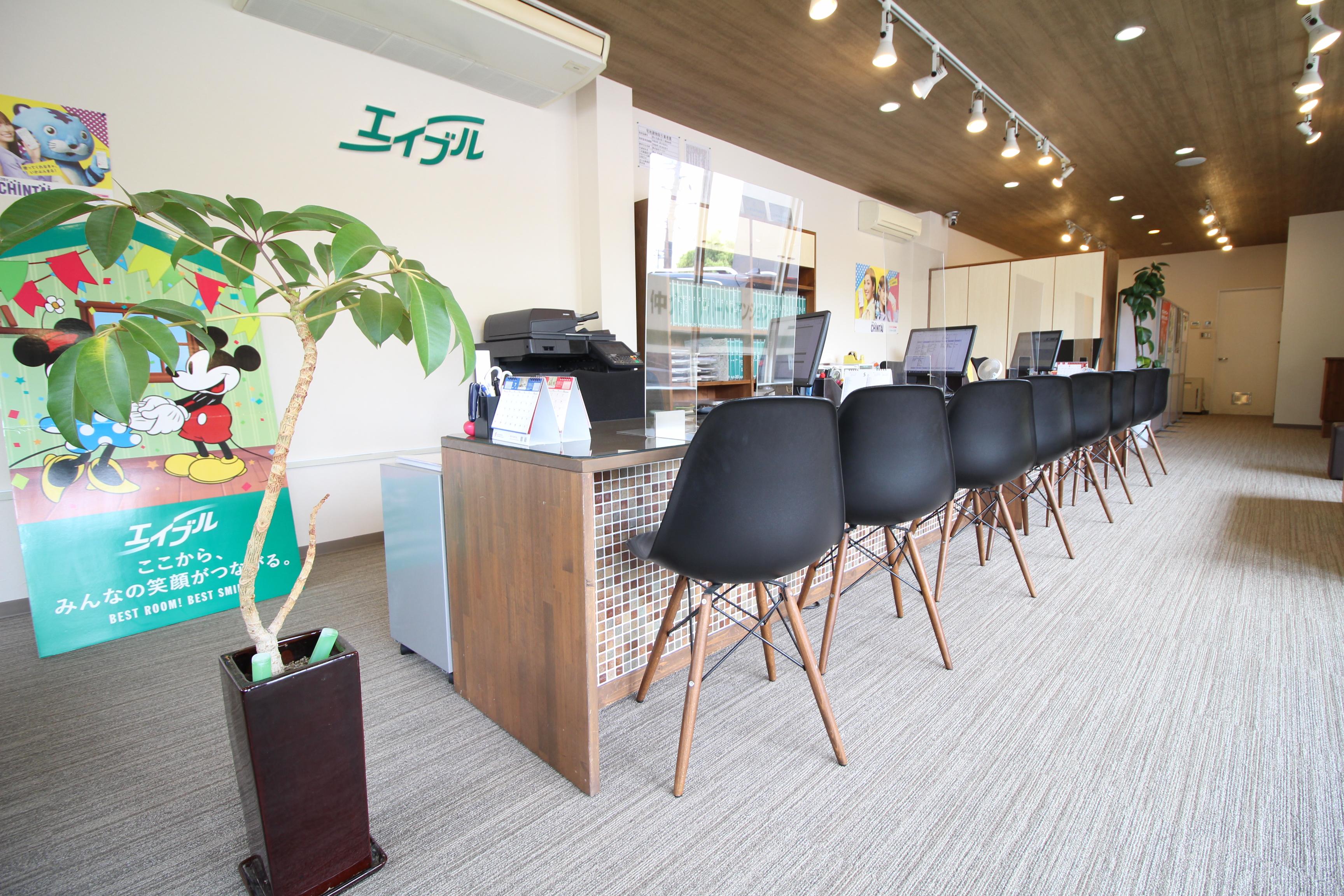 店舗スタッフ接客写真