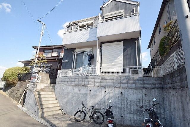 アザレ岡上　の物件外観写真