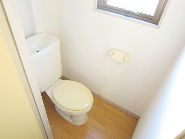 ニュークレセントビルの物件内観写真