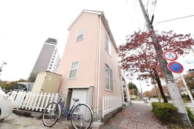 レオパレスプチベルク参番館の物件外観写真