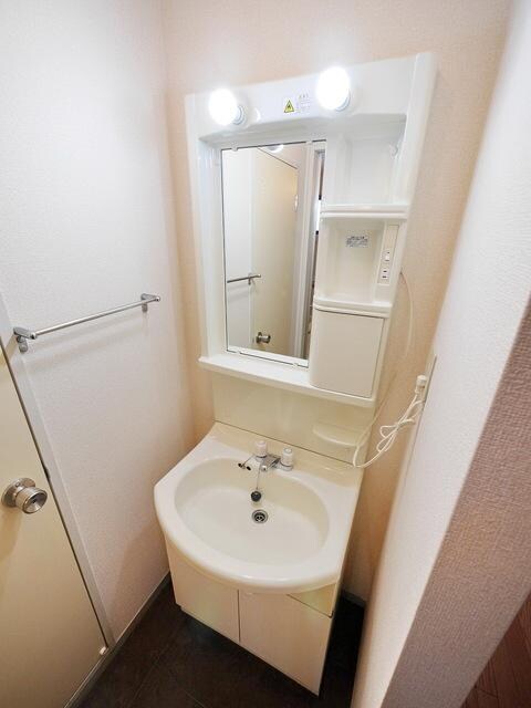 吉川タウンハウス IIの物件内観写真