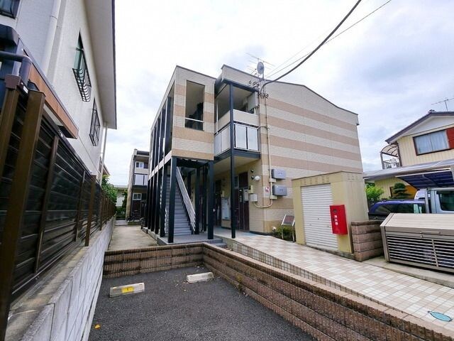 レオパレスパラディーゾの物件外観写真