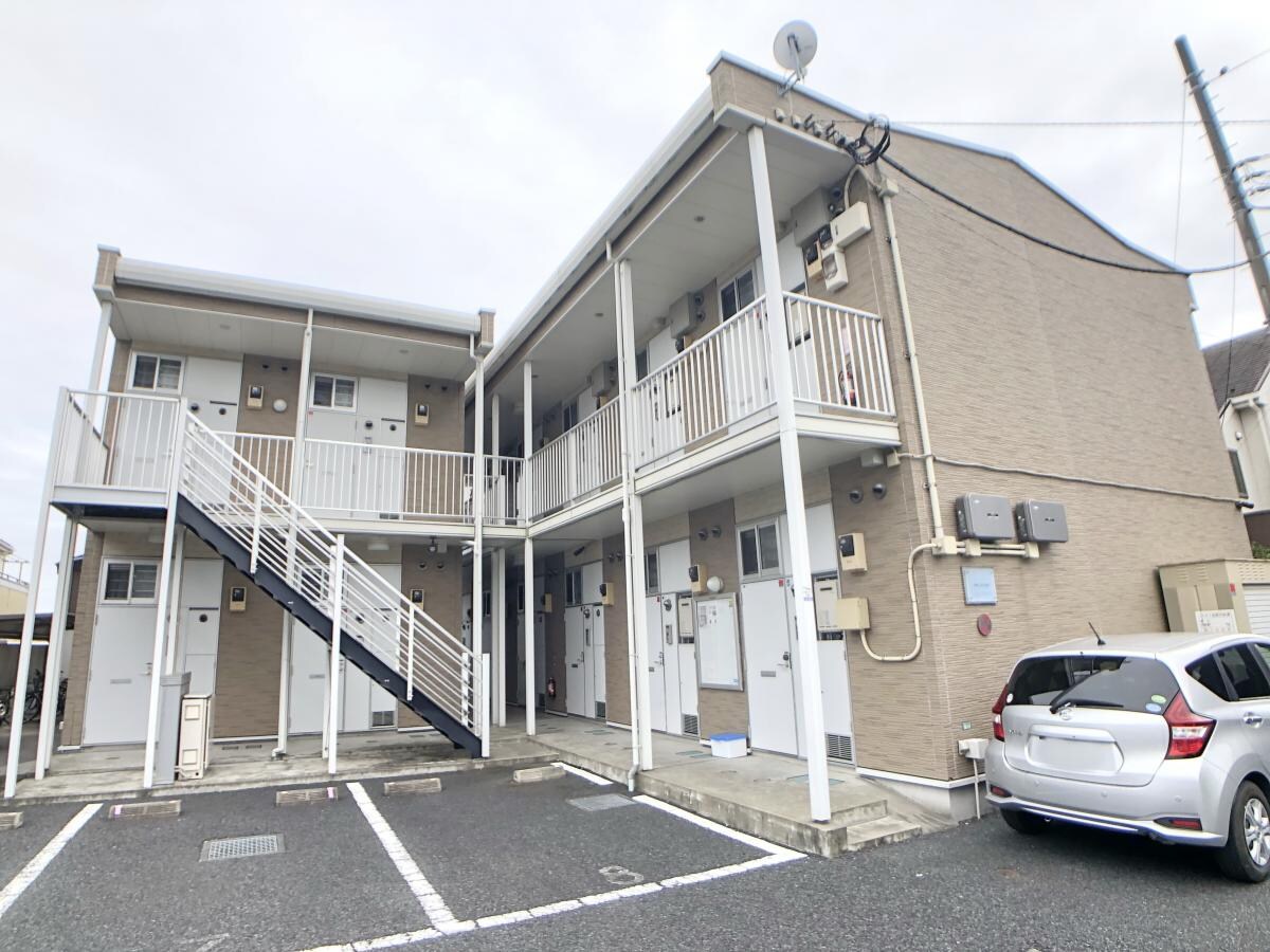 レオパレスマロンフィルドの物件外観写真