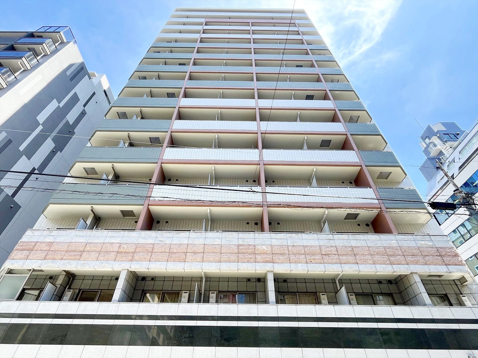 新宿御苑前マンションの物件外観写真