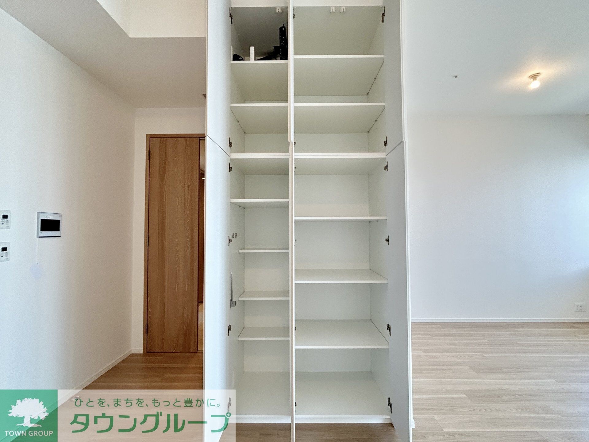 ＨＡＲＵＭＩ　ＦＬＡＧ　ＳＵＮ　ＶＩＬＬＡＧＥ　Ｔ棟の物件内観写真