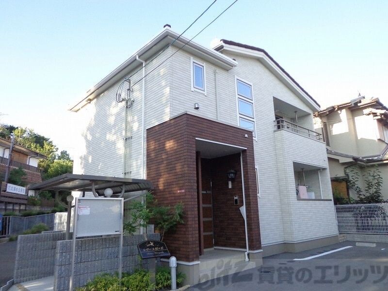 レヴール松ヶ丘の物件外観写真