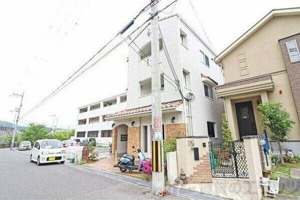 アルル三番館の物件外観写真