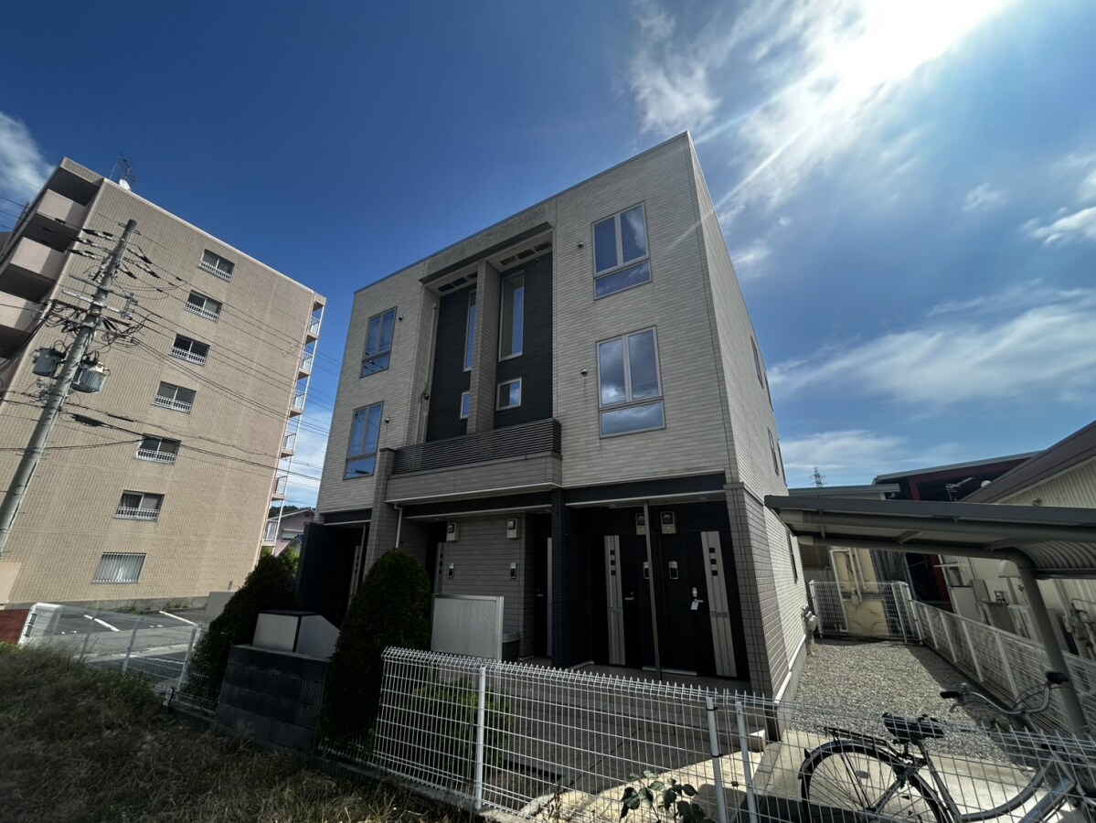 プラシードの物件外観写真