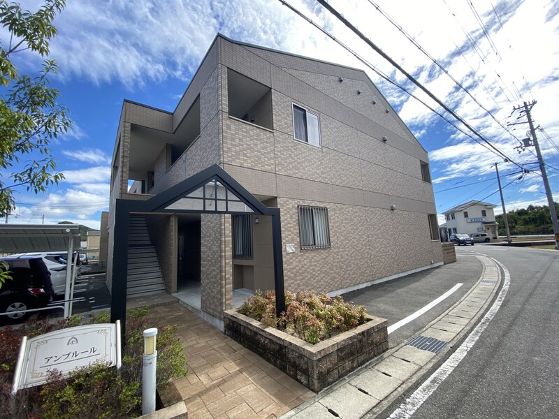 アンプルールの物件外観写真